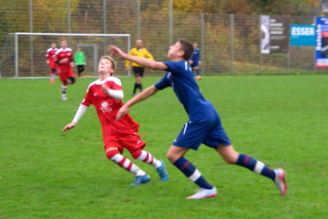 Torschütze Marius Ockert mit dem Blick zum Ball